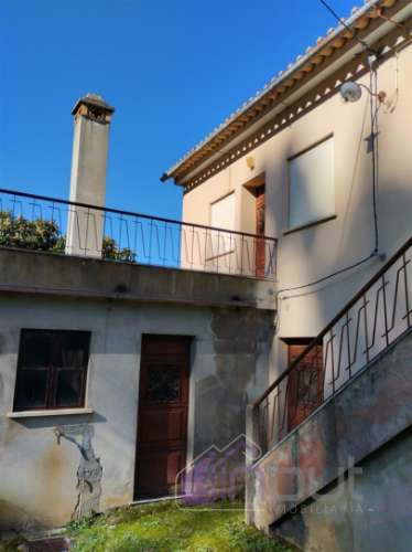 Propriedade única com duas casas, anexos e vistas deslumbrantes sobre as Serras da Gardunha e Estrel