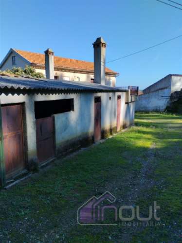 Propriedade única com duas casas, anexos e vistas deslumbrantes sobre as Serras da Gardunha e Estrel