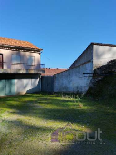 Propriedade única com duas casas, anexos e vistas deslumbrantes sobre as Serras da Gardunha e Estrel