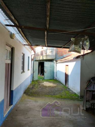 Propriedade única com duas casas, anexos e vistas deslumbrantes sobre as Serras da Gardunha e Estrel