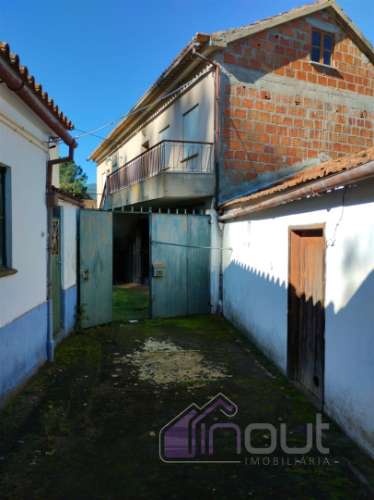 Propriedade única com duas casas, anexos e vistas deslumbrantes sobre as Serras da Gardunha e Estrel