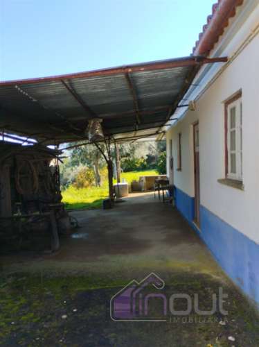 Propriedade única com duas casas, anexos e vistas deslumbrantes sobre as Serras da Gardunha e Estrel