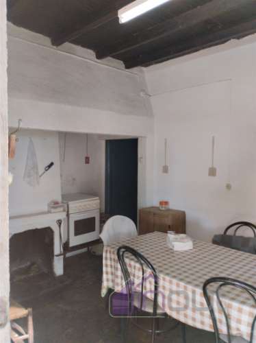 Propriedade única com duas casas, anexos e vistas deslumbrantes sobre as Serras da Gardunha e Estrel