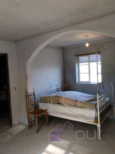 Propriedade única com duas casas, anexos e vistas deslumbrantes sobre as Serras da Gardunha e Estrel