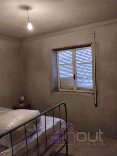 Propriedade única com duas casas, anexos e vistas deslumbrantes sobre as Serras da Gardunha e Estrel