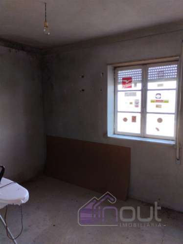 Propriedade única com duas casas, anexos e vistas deslumbrantes sobre as Serras da Gardunha e Estrel