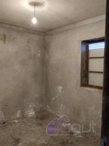 Propriedade única com duas casas, anexos e vistas deslumbrantes sobre as Serras da Gardunha e Estrel