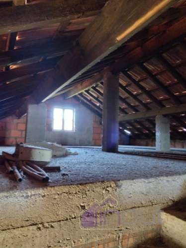 Propriedade única com duas casas, anexos e vistas deslumbrantes sobre as Serras da Gardunha e Estrel