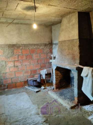 Propriedade única com duas casas, anexos e vistas deslumbrantes sobre as Serras da Gardunha e Estrel