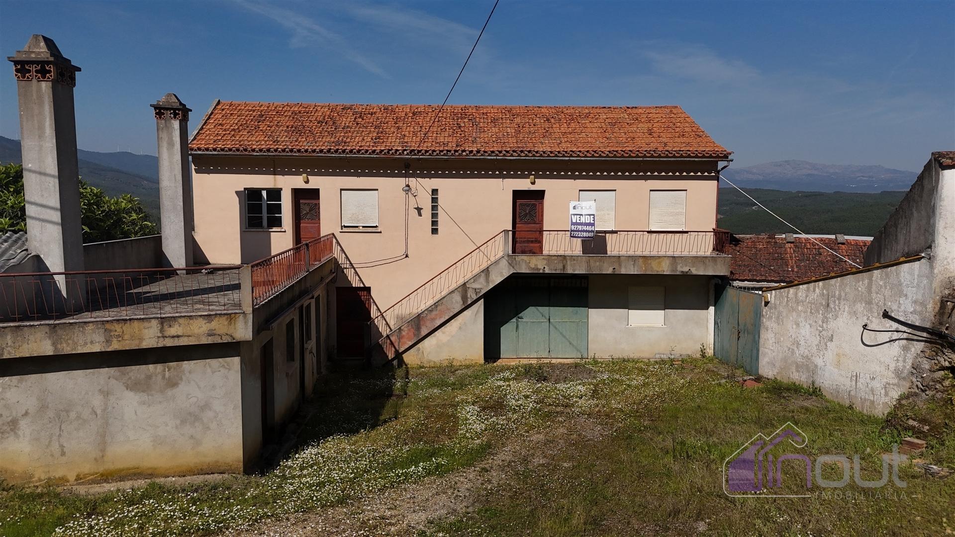 Propriedade única com duas casas, anexos e vistas deslumbrantes sobre as Serras da Gardunha e Estrel