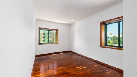 Apartamento T3 * Garagem Box * Sto Ovídio