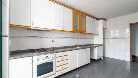 Apartamento T3 * Garagem Box * Sto Ovídio