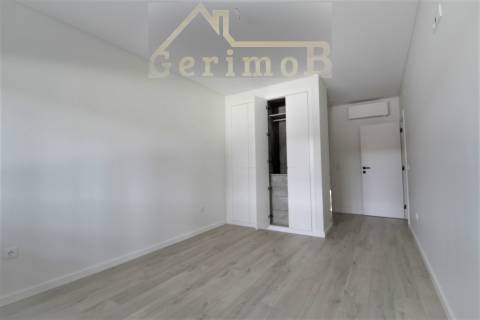 T3+1 novo, em 2° piso com elevador no Montijo