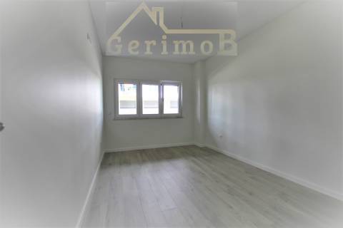 T3+1 novo, em 2° piso com elevador no Montijo