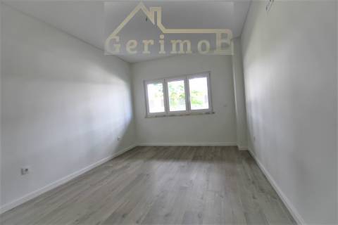 T3+1 novo, em 2° piso com elevador no Montijo