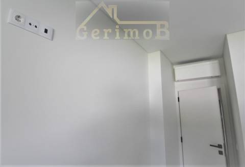 T3+1 novo, em 2° piso com elevador no Montijo