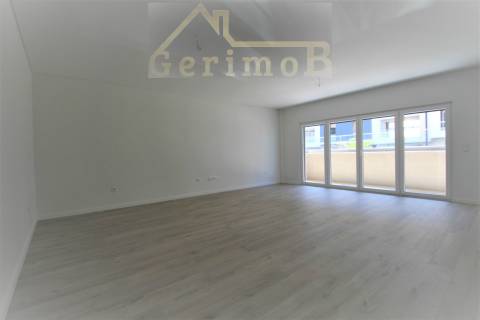 T3+1 novo, em 2° piso com elevador no Montijo