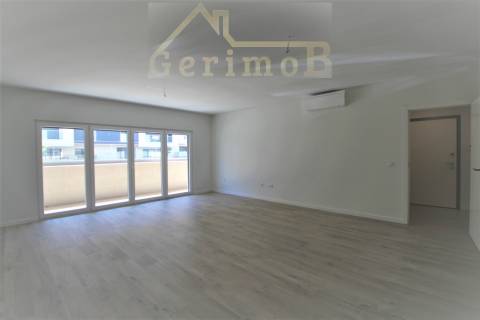 T3+1 novo, em 2° piso com elevador no Montijo