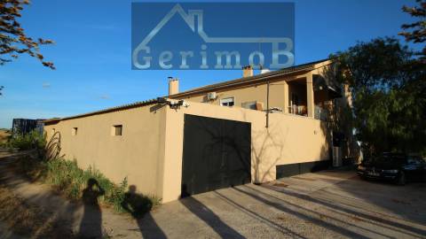 Moradia com negócio de restauração