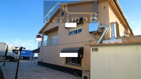 Moradia com negócio de restauração