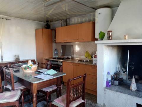 Moradia inserida em terreno misto em Lagameças, concelho de Palmela