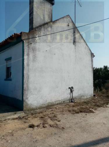 Moradia inserida em terreno misto em Lagameças, concelho de Palmela