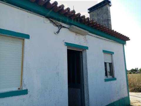 Moradia inserida em terreno misto em Lagameças, concelho de Palmela