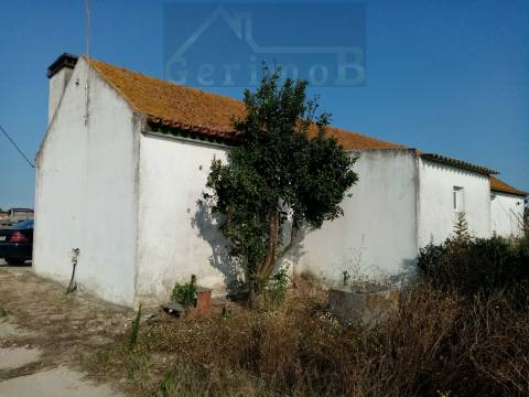 Moradia inserida em terreno misto em Lagameças, concelho de Palmela