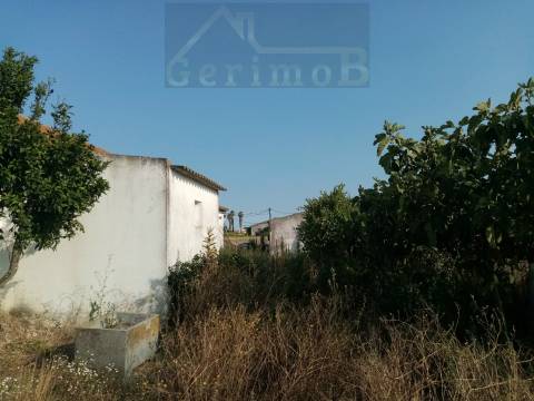 Moradia inserida em terreno misto em Lagameças, concelho de Palmela