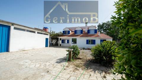 Moradia isolada T5, em Palmela,  com 225m2 de ABP e edificada num terreno com 1927m2