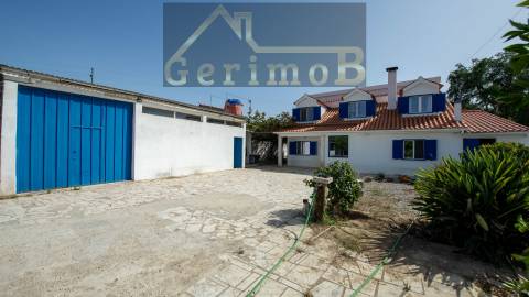 Moradia isolada T5, em Palmela,  com 225m2 de ABP e edificada num terreno com 1927m2