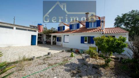 Moradia isolada T5, em Palmela,  com 225m2 de ABP e edificada num terreno com 1927m2