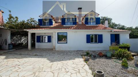 Moradia isolada T5, em Palmela,  com 225m2 de ABP e edificada num terreno com 1927m2