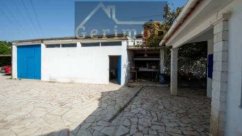 Moradia isolada T5, em Palmela,  com 225m2 de ABP e edificada num terreno com 1927m2