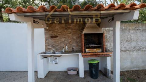 Moradia isolada T5, em Palmela,  com 225m2 de ABP e edificada num terreno com 1927m2