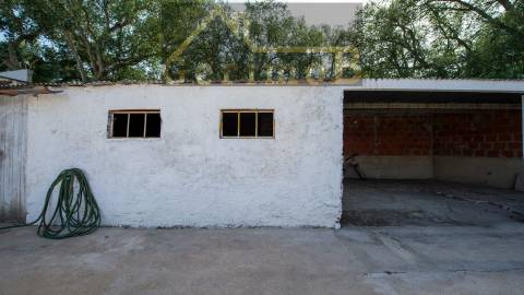 Moradia isolada T5, em Palmela,  com 225m2 de ABP e edificada num terreno com 1927m2