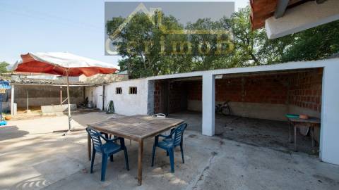 Moradia isolada T5, em Palmela,  com 225m2 de ABP e edificada num terreno com 1927m2