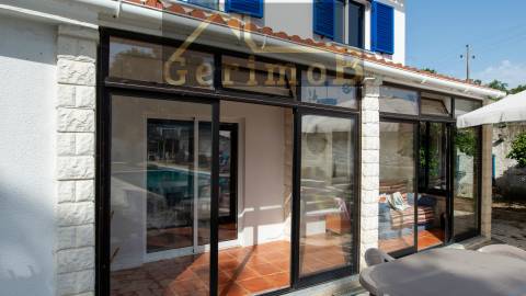 Moradia isolada T5, em Palmela,  com 225m2 de ABP e edificada num terreno com 1927m2