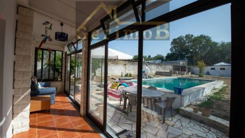 Moradia isolada T5, em Palmela,  com 225m2 de ABP e edificada num terreno com 1927m2