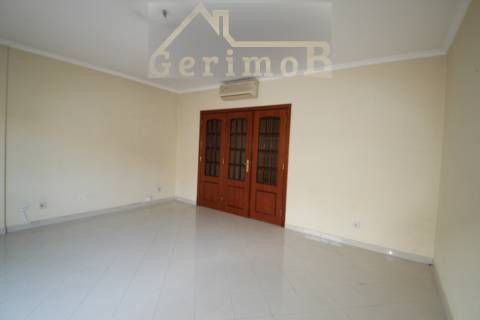 T3 santa marta do Pinhal ;1° andar com elevador