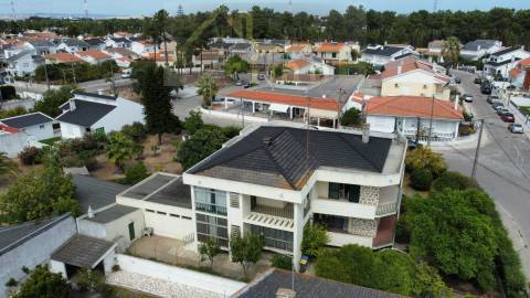 moradia de sonho em belverde, a 10 minutos da bela praia da fonte da telha