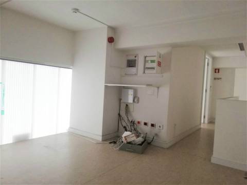 Loja com boas áreas,  junto à Solum, Coimbra.