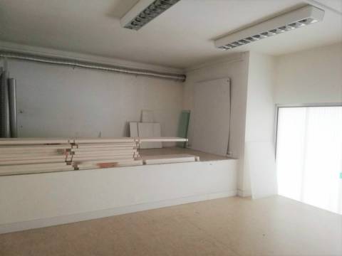 Loja com boas áreas,  junto à Solum, Coimbra.