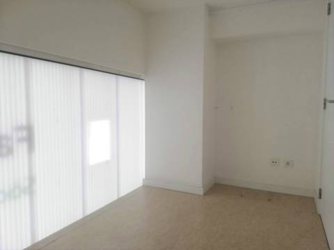 Loja com boas áreas,  junto à Solum, Coimbra.