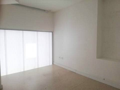 Loja com boas áreas,  junto à Solum, Coimbra.