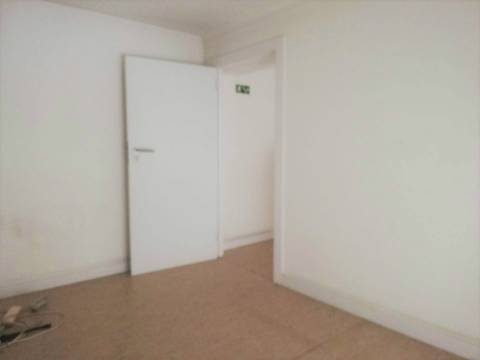 Loja com boas áreas,  junto à Solum, Coimbra.