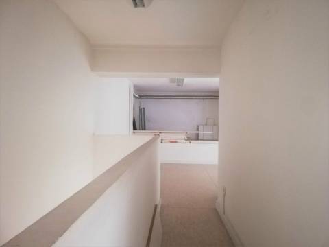 Loja com boas áreas,  junto à Solum, Coimbra.