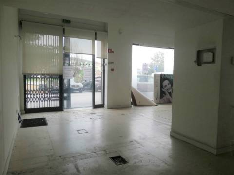 Loja com boas áreas,  junto à Solum, Coimbra.