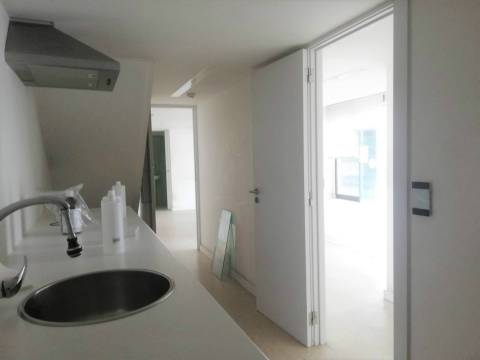 Loja com boas áreas,  junto à Solum, Coimbra.