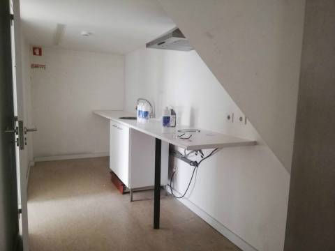 Loja com boas áreas,  junto à Solum, Coimbra.